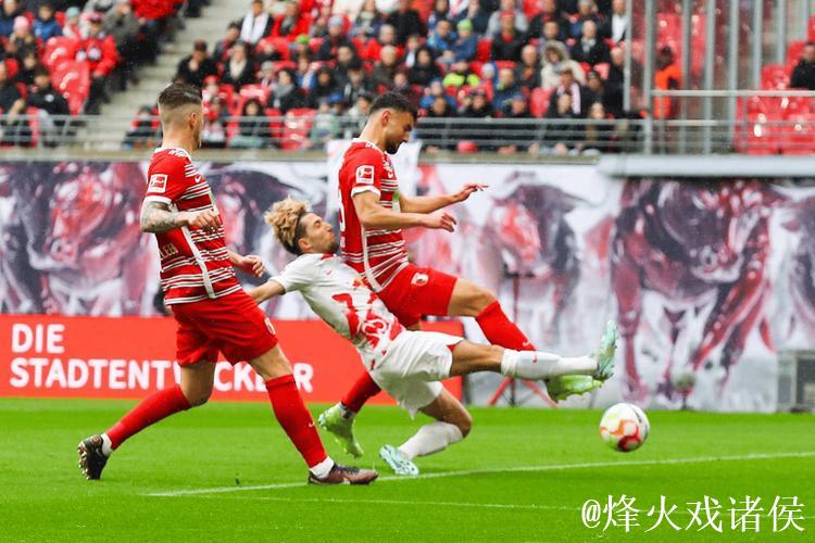 有些尴尬,0-6惨败后阿贾克斯球员将球衣送给球迷后反被扔回 有些尴尬,0-6惨败后阿贾克斯球员将球衣送给球迷后反被扔回